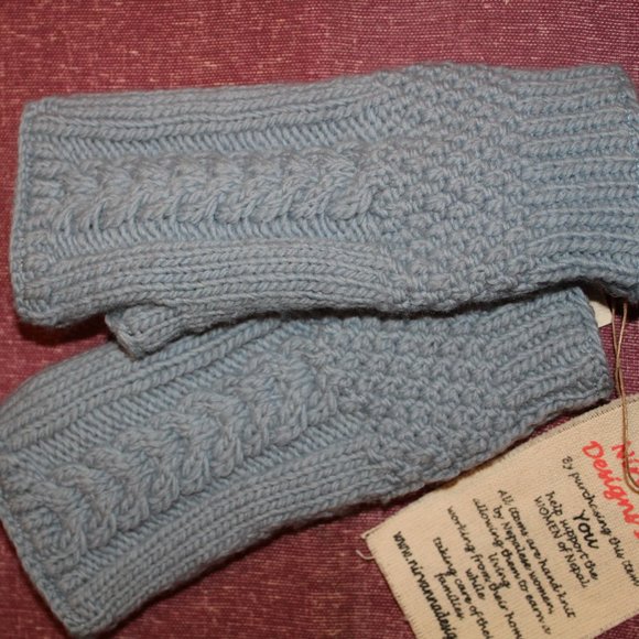 HM Nepali Merino Wool Cable Knit Handwarmers - Sky - Picture 2 of 3